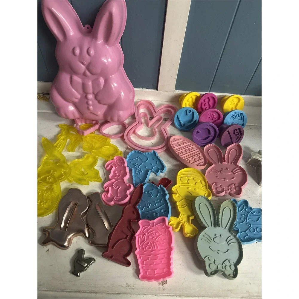 Huge Lot of‎ 33 Vintage Plastic Easter Cookie Cutters Stamps And Jello Mold